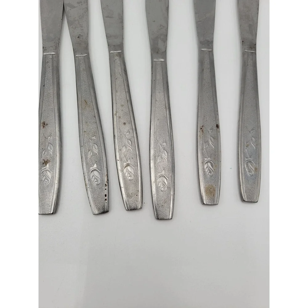 Lot of 14 Vintage Flatware Dinner‎ knives Unknown pattern Textured Rose bud